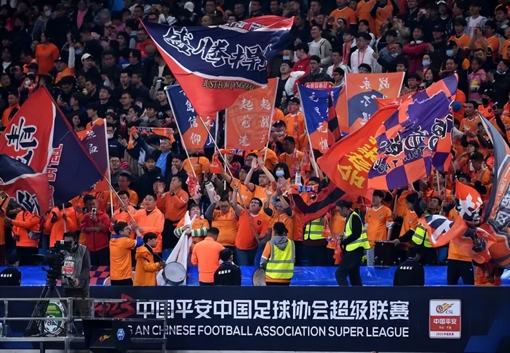  莱比锡主场灯光故障，比赛中断半小时引争议  